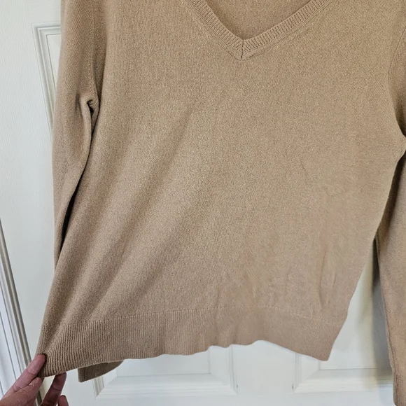 Quince Cashmere Old Money Minimalist Vneck Knit Sweater - Picture 7 of 7